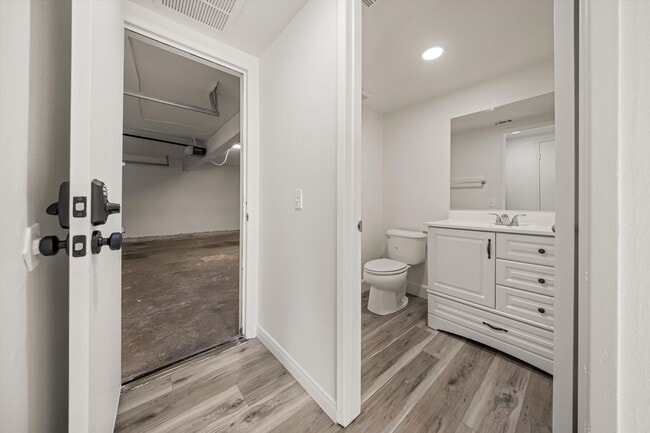 Building Photo - Large Renovated 3bed x 2.5bath Townhouse with Private Patio & 2-Car Garage