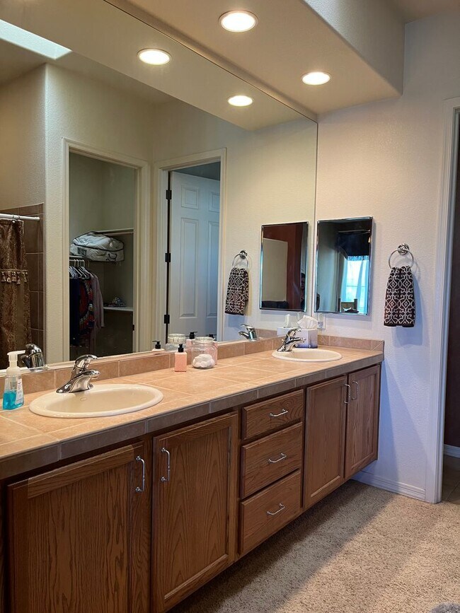 Building Photo - WINTER VACATION RENTAL-2 bedroom/2 bath