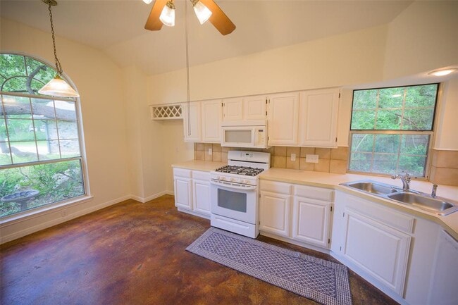 Building Photo - 6000 La Naranja Ln