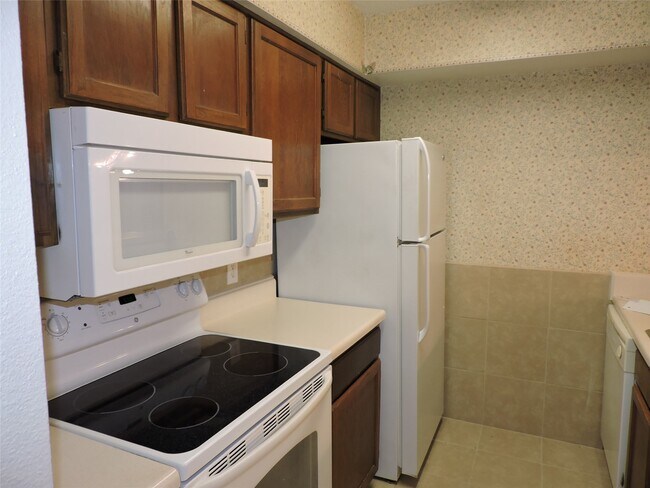 Building Photo - 17401 Red Oak Dr