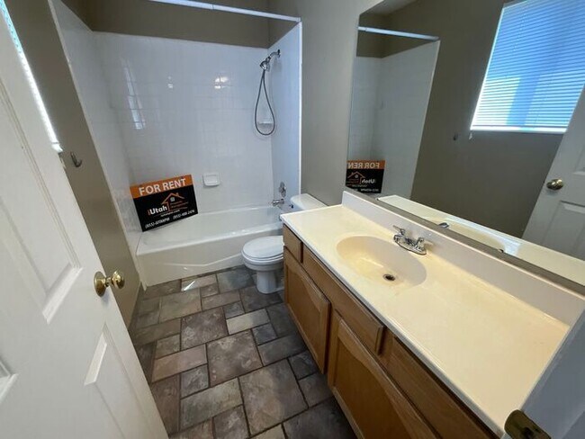 Building Photo - 3 bdrm 2 1/2 bath Townhome