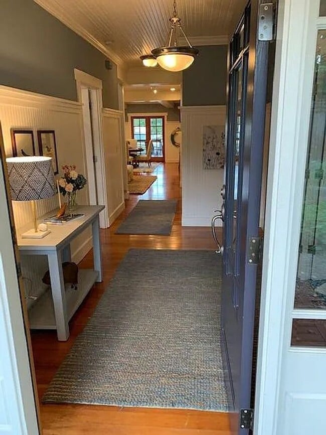 Building Photo - Gorgeous Waterfront Home on Bainbridge Island