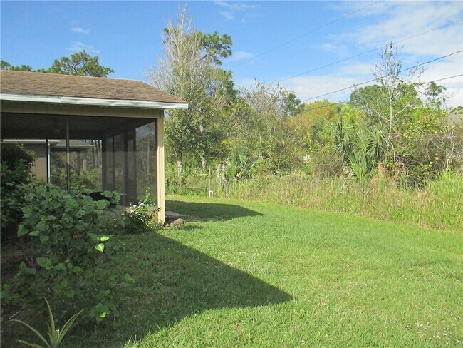 Building Photo - 1658 Quaker Ln