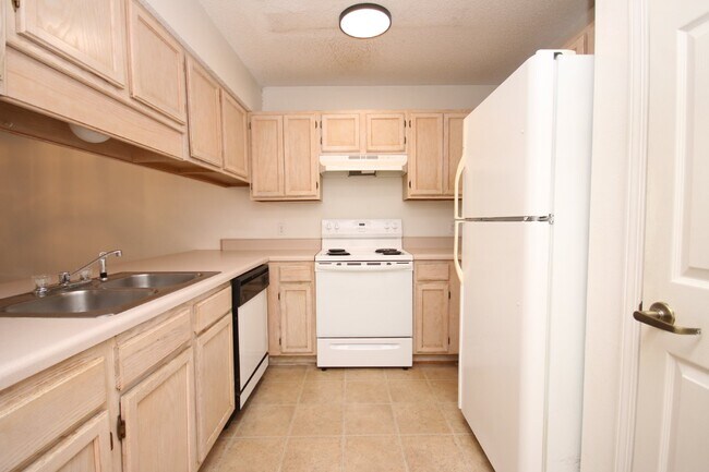 Building Photo - Northeast Pensacola 3/2 attached home for ...