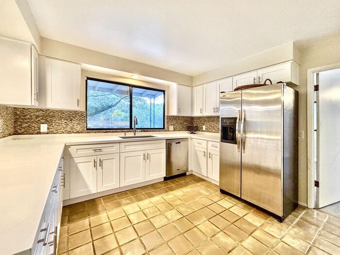 Building Photo - 6489 Rainbow Heights Rd
