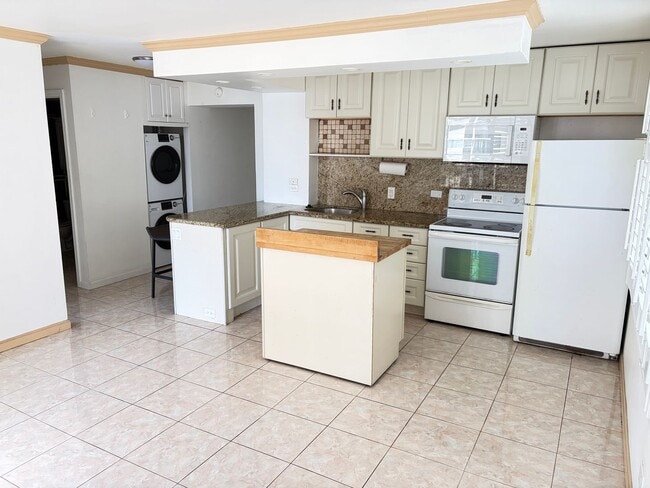 Building Photo - 1bd/1ba/1pkg - FAIRWAY VILLAS