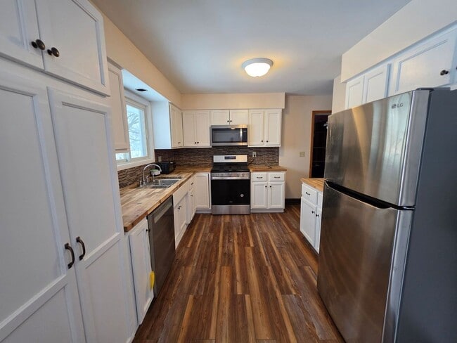 Building Photo - Three Bedroom Home in Battle Creek