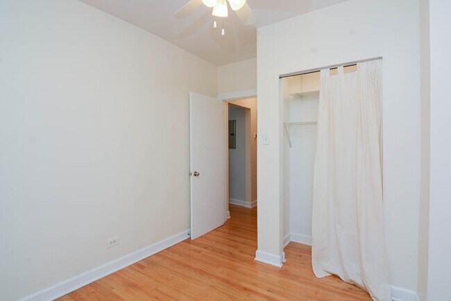 Building Photo - 2922 N Sacramento Ave