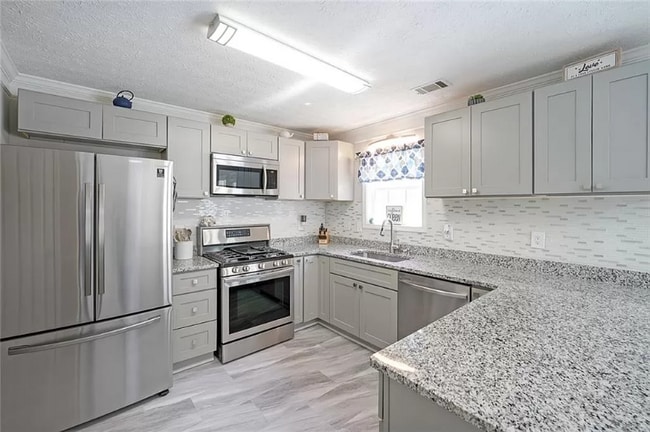 Building Photo - 1732 N Oak Dr