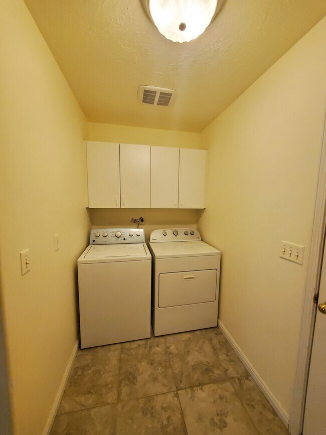 Building Photo - 920 Summerset Ct
