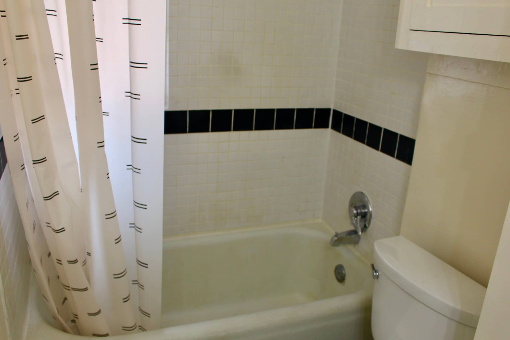 Full Bathroom - 214 Pine St SE