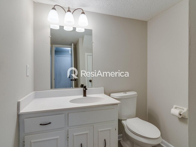 Building Photo - Large, Renovated 3BR/3B Home in 38125!