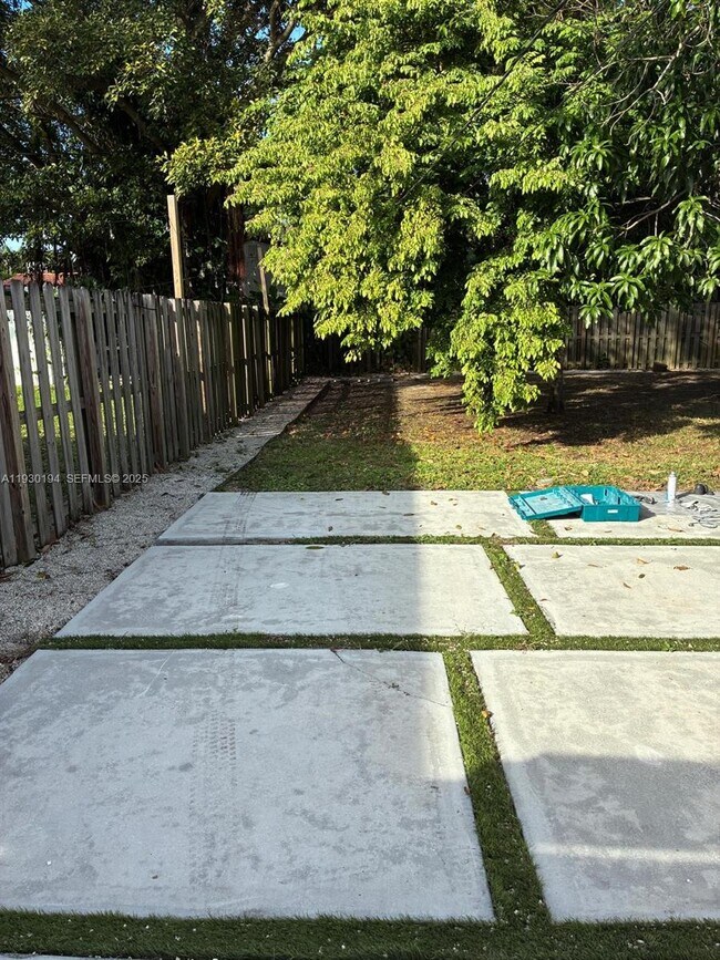 Building Photo - 1757 SW 24th Ter