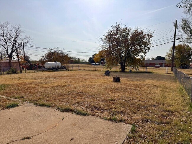 Building Photo - 1827 Eden Ln