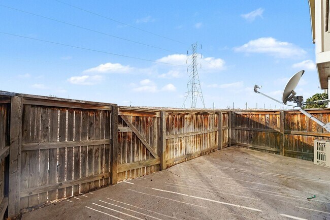 Building Photo - End Unit 3 Bedroom 2 Bath Townhome in Commerce City!