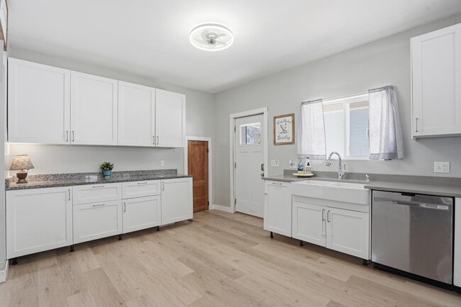 Building Photo - 626 E High St