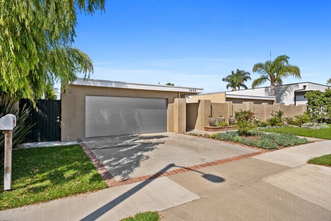 Building Photo - REMODELED 4 BD/3.5 BA RANCH STYLE HOME IN DOVER SHORES