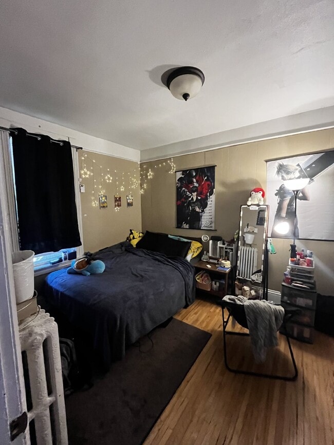 Building Photo - Huge 4 bed 1 bath very close to Water St. and UWEC!