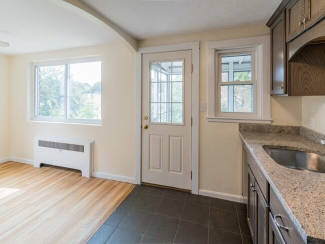 Building Photo - 21 York Ave