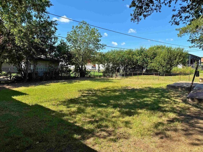 Building Photo - 3304 Sherwood Ln