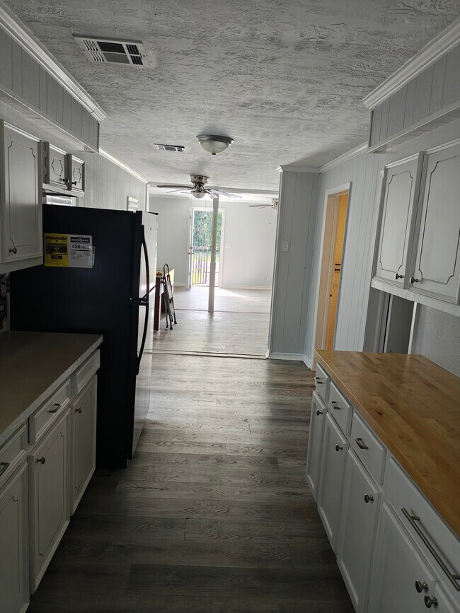 Building Photo - Cline St