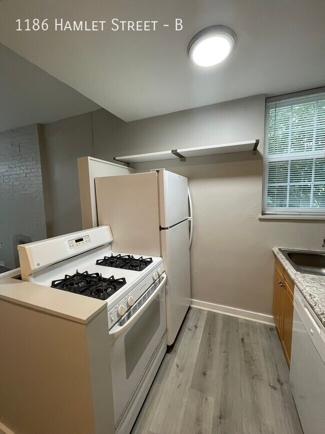 Building Photo - 1186 Hamlet St