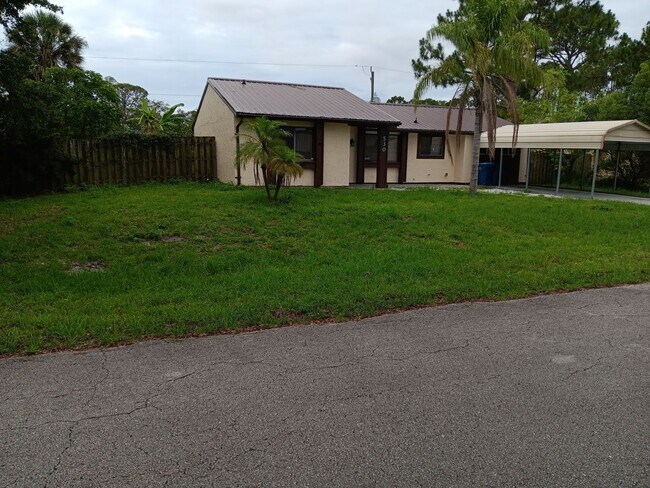 Building Photo - 3 Bedroom 1 Bath Home with Fully Fenced Backyard for Rent in SE Palm Bay