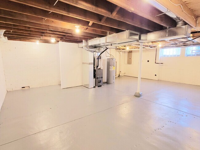Building Photo - 2166 Arlington Ave