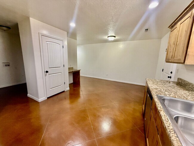 Building Photo - 3-BR Townhome Near Costco