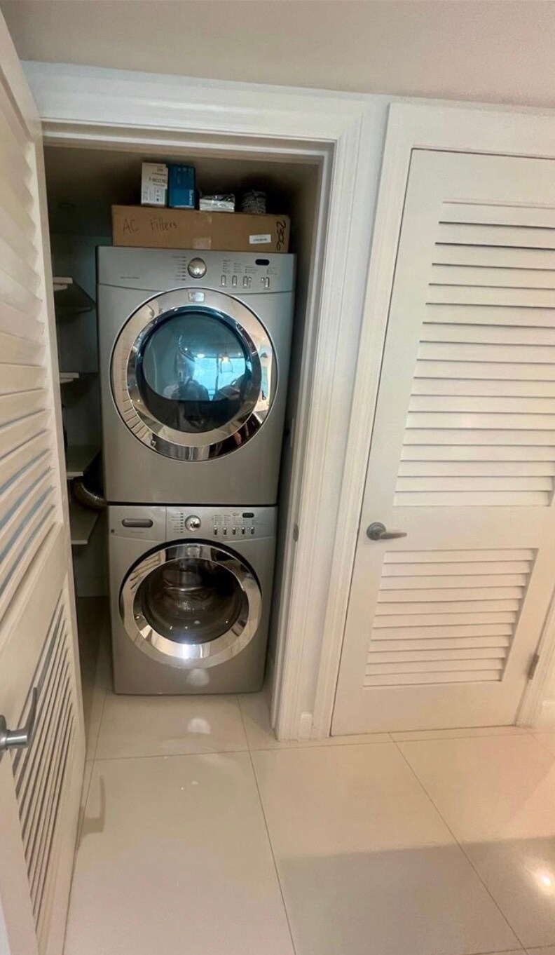 Building Photo - 2101 Brickell Ave