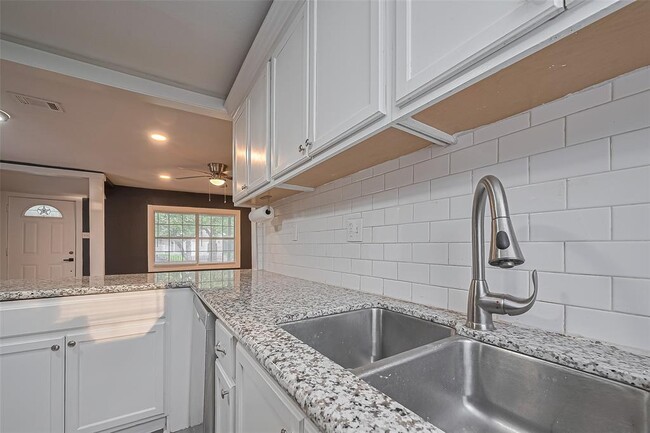 Building Photo - 2226 Rainbow Dr