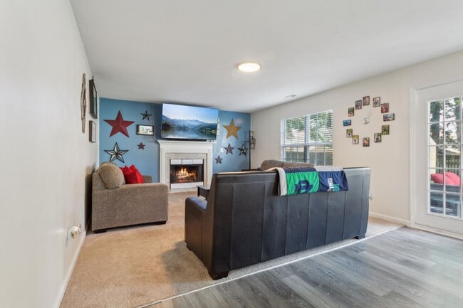 Building Photo - Spacious 4 BDRM 2.5 BA
