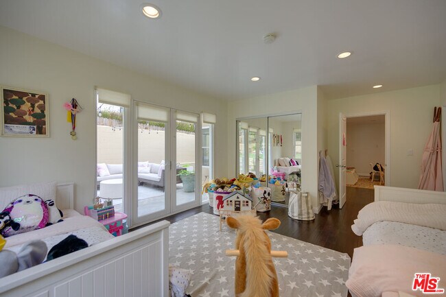 Building Photo - 2241 S Beverly Dr