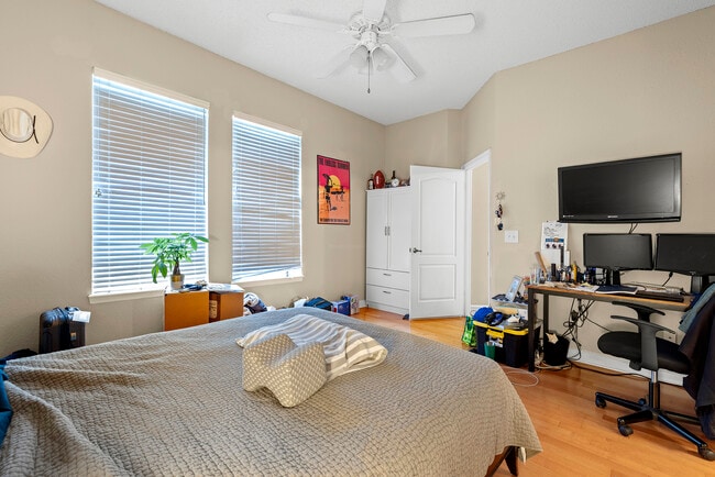 Building Photo - 705 Mainsail Dr