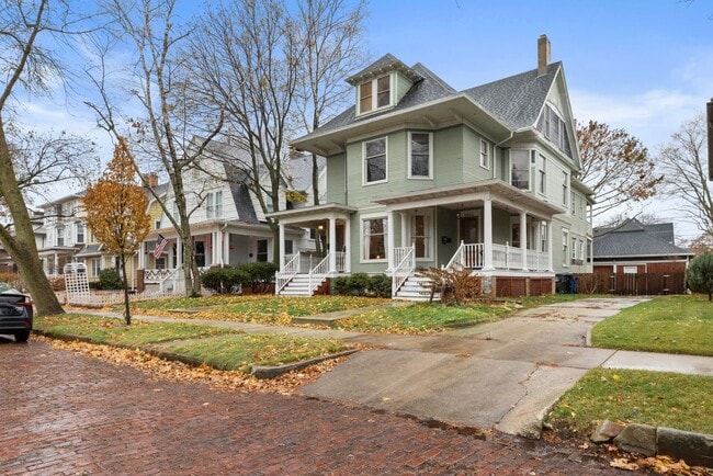 Building Photo - Historic 3 bedroom upper