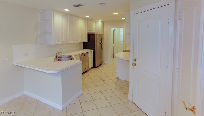 Building Photo - 5701 Cove Cir