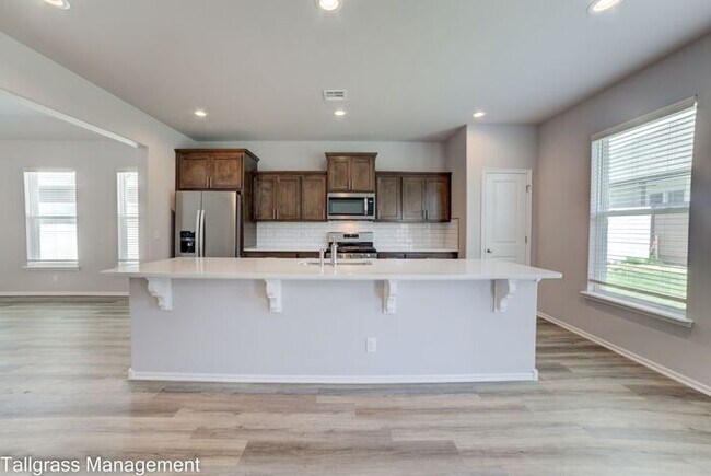 Building Photo - Spacious 4-Bedroom, 2.5-Bath in Broken Arrow!