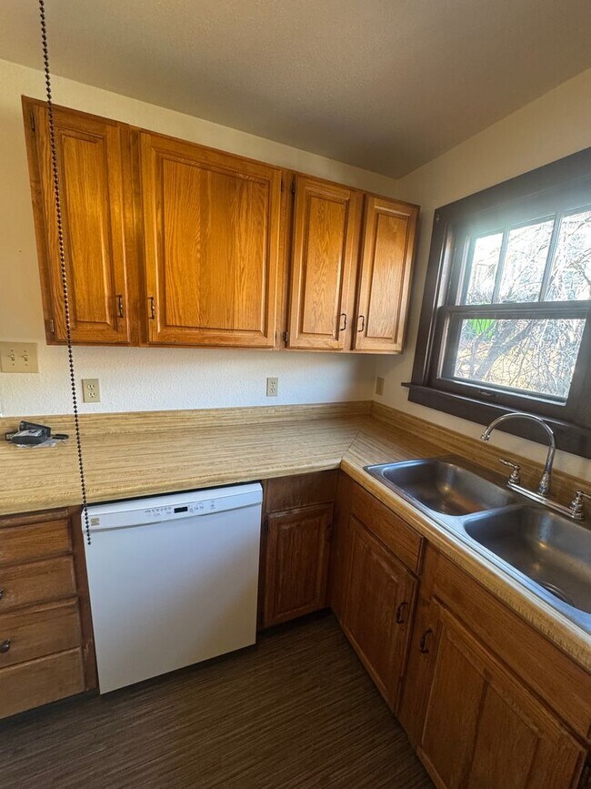 Building Photo - Cave Ave