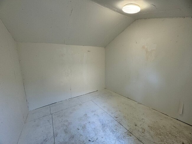 Building Photo - 1 Bedroom 1 Bath Home with a Large Outdoor Space