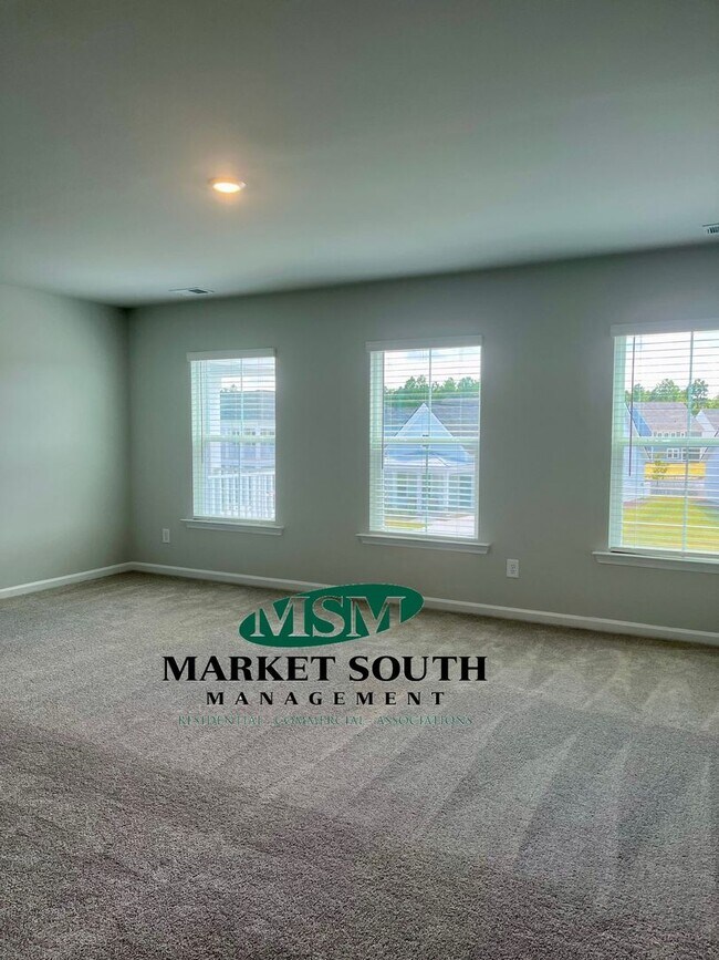 Building Photo - 114 Binscombe Ln