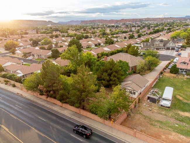 Building Photo - "Spacious 4-Bedroom, 4.5 Bathroom 4792 sq. ft. Retreat with Scenic Views and Cozy Fireplace in St...