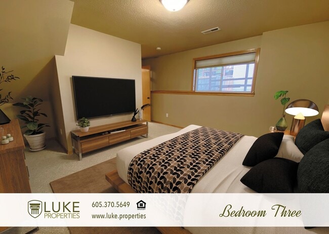 Building Photo - 2104 S Cambridge Ave