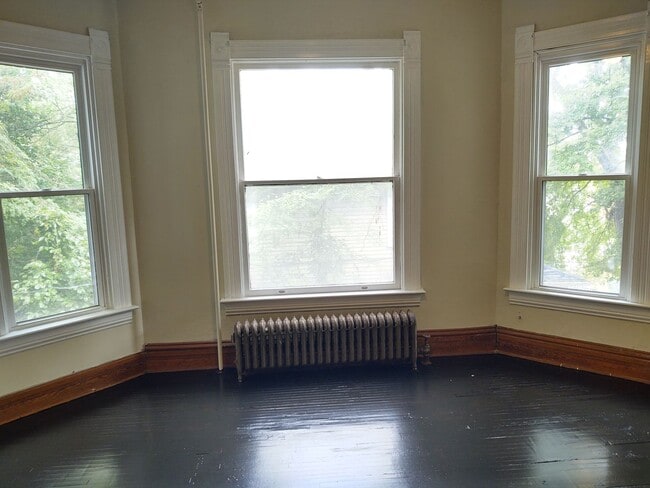 Building Photo - Very Large 4 Bedroom 2 Bath House