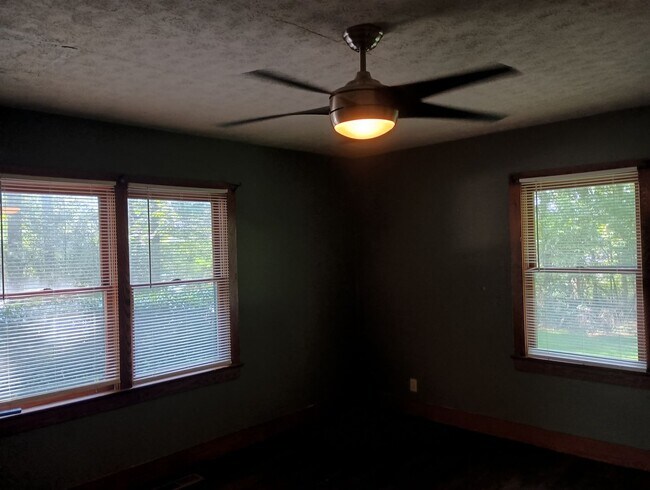 Building Photo - Cozy Ranch