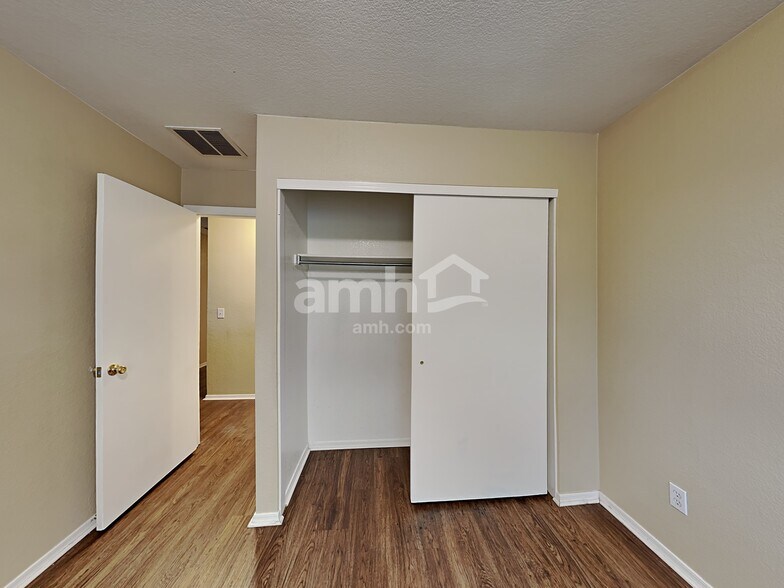 Building Photo - 494 W Great White St