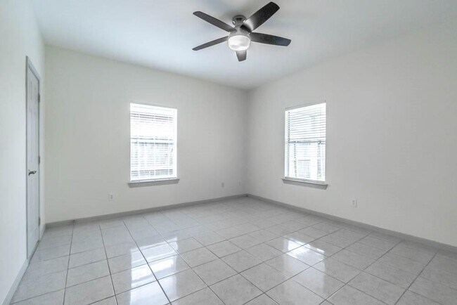 Building Photo - 1120 Ryon St