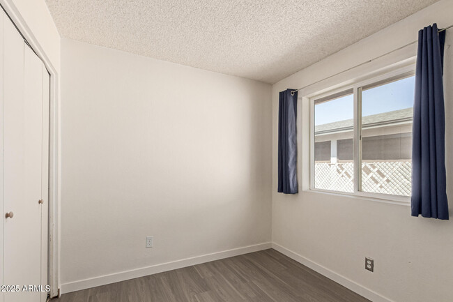 Building Photo - 2434 E Maryland Dr