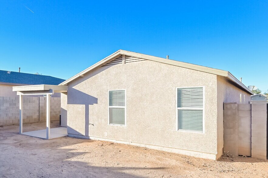 Building Photo - 1123 W Calle Del Libro Dorado