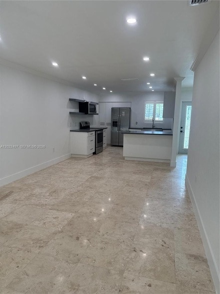 Building Photo - 13932 Kendale Lakes Dr