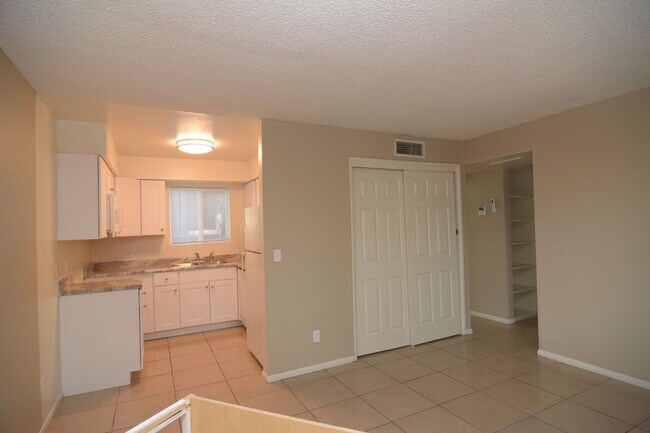 Building Photo - 2 Bedroom 1 Bath Apartment! Close to the UofA and Downtown!